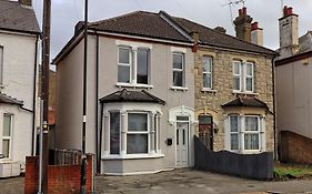 4-Bedroom Family Home With Parking I 5 Minutes From Southend Station